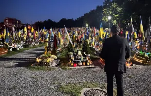 Kardinal Rainer Maria Woelki im Gebet auf einem ukrainischen Friedhof im August 2024 / Erzbistum Köln / Eberhardt