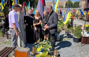 Kardinal Woelki mit anderen Geistlichen und Laien auf einem Friedhof in der Ukraine im August 2024 / Erzbistum Köln / Eberhardt