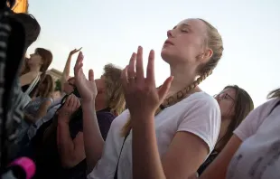 Betende Pilger beim Weltjugendtag in Krakau (Polen) im Juli 2016 / CNA / EWTN / Jeff Bruno