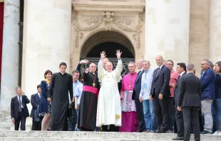 Papst Franziskus begrüßt Gläubige zum Abschluss des Jubiläums der Kranken und Behinderten auf dem Petersplatz am 12. Juni 2016. / CNA/Alexey Gotovskiy