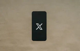 Logo von X auf einem Smartphone / Kelly Sikkema / Unsplash