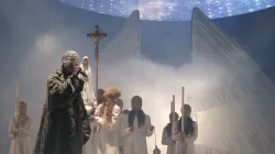 Keine heilige Messe, sondern Kanye West auf der Bühne: Szene aus "Yeezus Tour" im Jahr 2013.  / Peter Hutchins / Wikimedia (CC BY-SA 2.0)