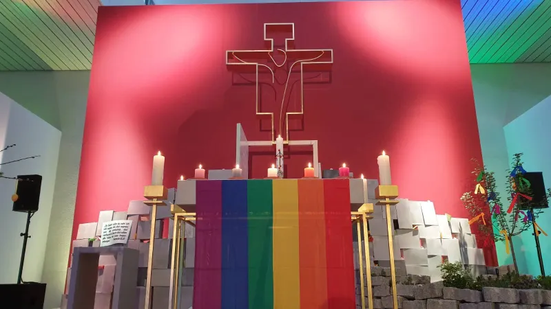 Eine Regenbogenflagge über dem Altar der Jugendkirche in Würzburg am 10. Mai 2021