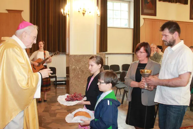 Erzbischof Henryk Hoser bei einer Eucharistiefeier.